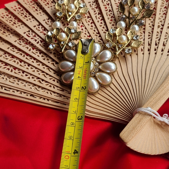 Elegant Pearl and Gold Floral Necklace Kids Necklace - Picture 5 of 9